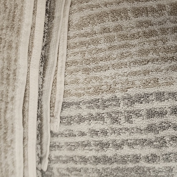 Max Studio Abstract 2 Bath Towel Gray Beige Gray White Ikat NWT 630 GSM - Picture 4 of 5